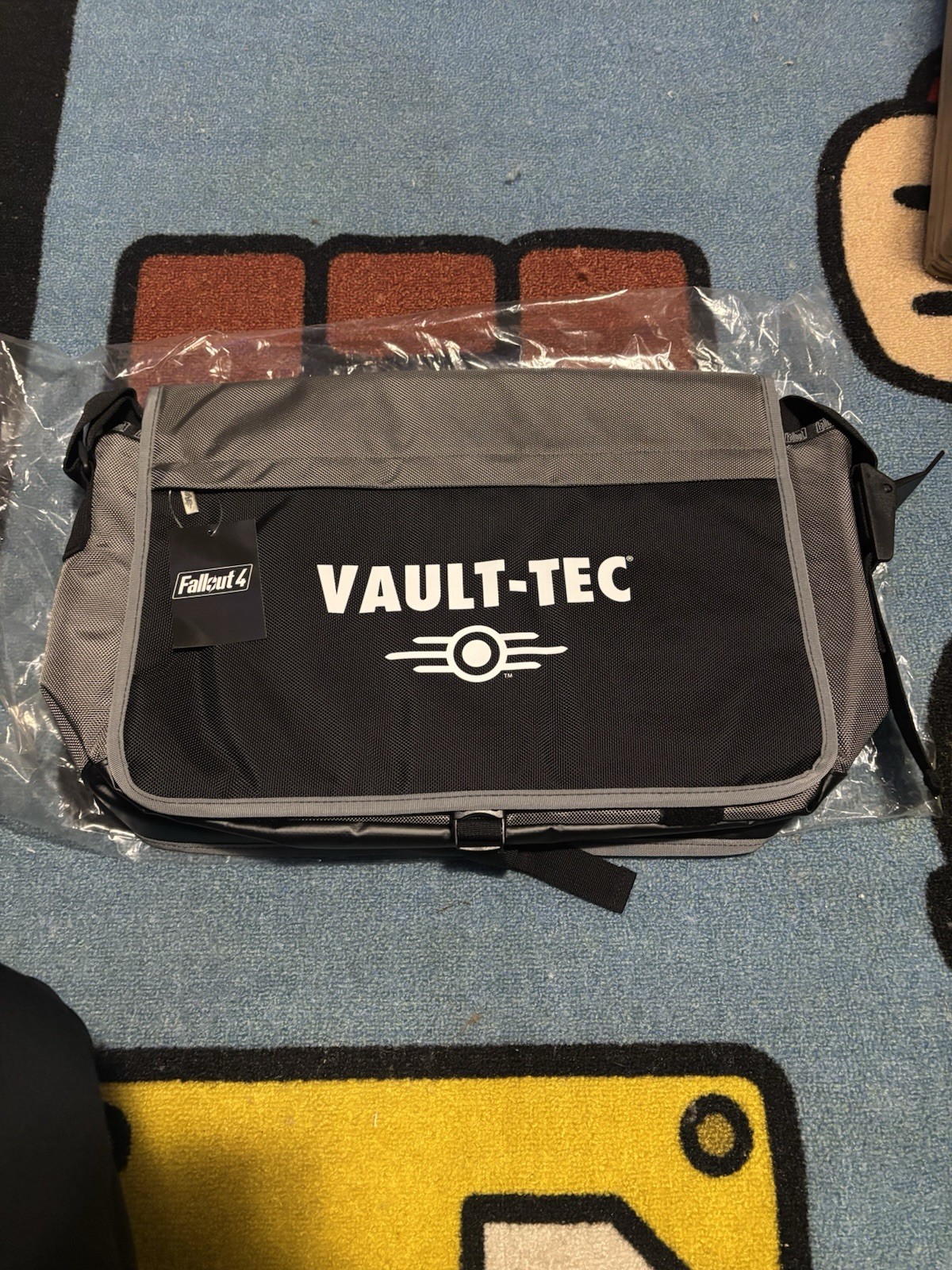ThinkGeek Vault-Tec General Issue Survival Messenger Bag Fallout 4 Padded Adjus…