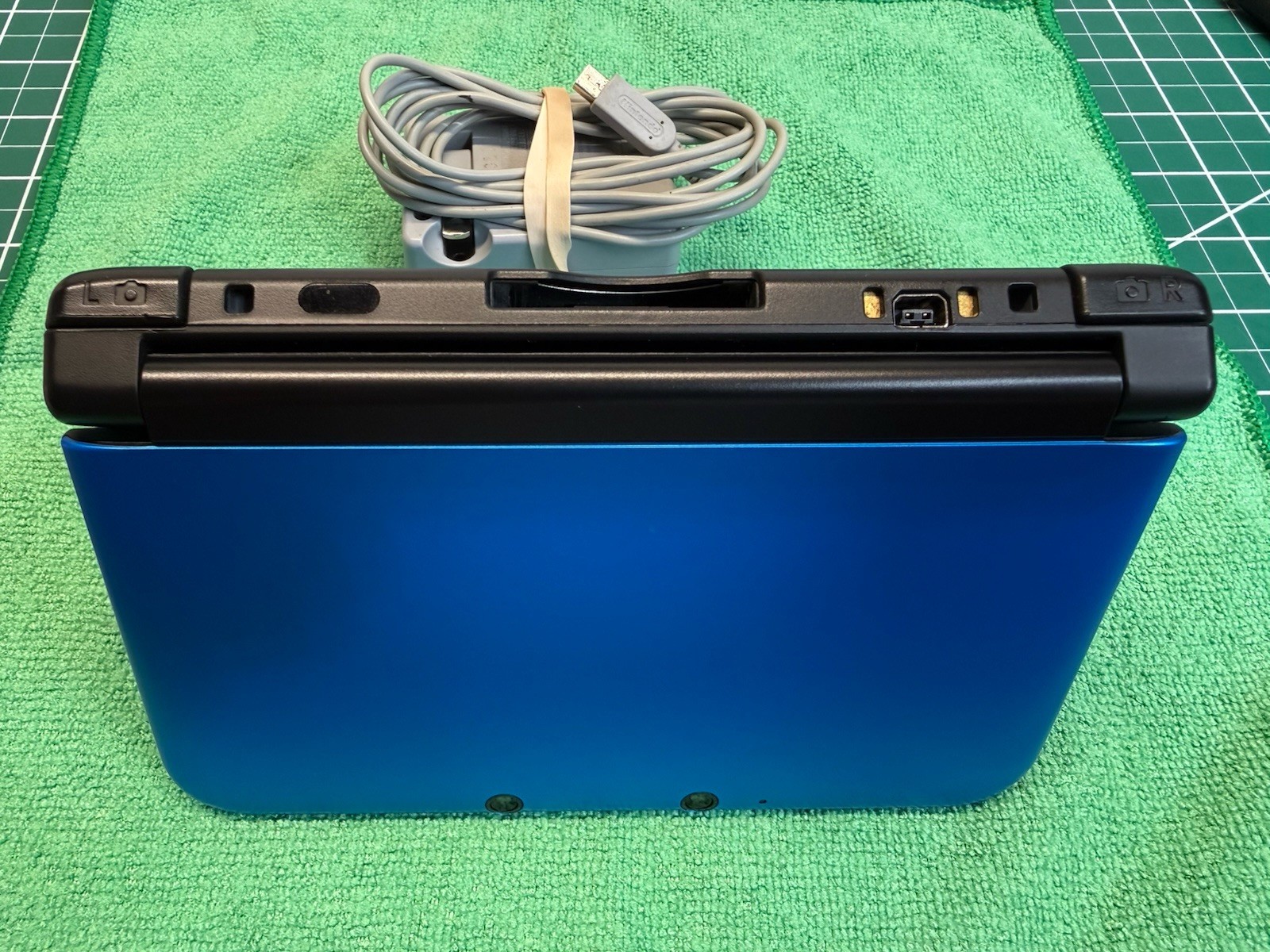 Nintendo 3DS XL Blue/Black Handheld Console w/ Charger Very Nice! Ships Free!