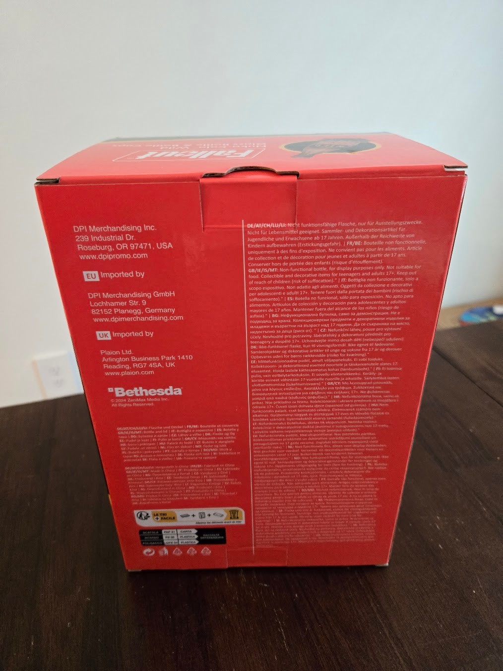 Fallout Nuka-Cola Wild Glass Rocket Bottle + 10 Bottle Caps Bethesda New Sealed