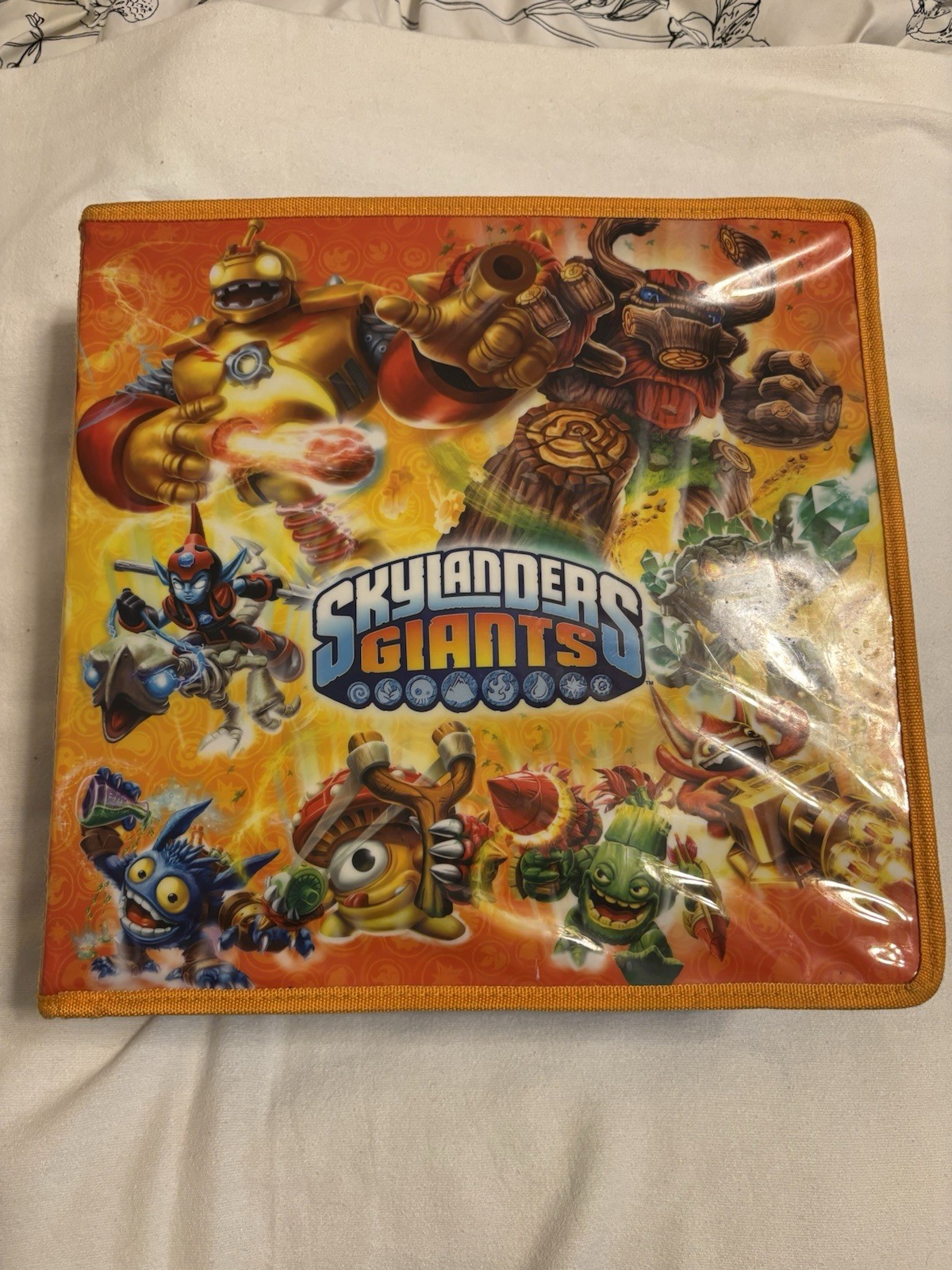2012 Activision Skylanders Giants Carrying Case W/Dividers & 18 Action Figures