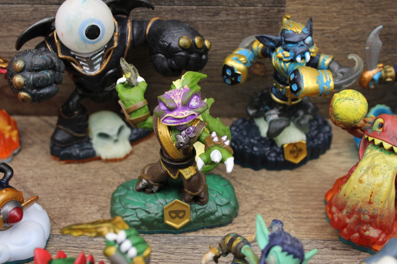 HUGE Lot Of 31 Activision Skylanders Character Figures Mixed Series Action