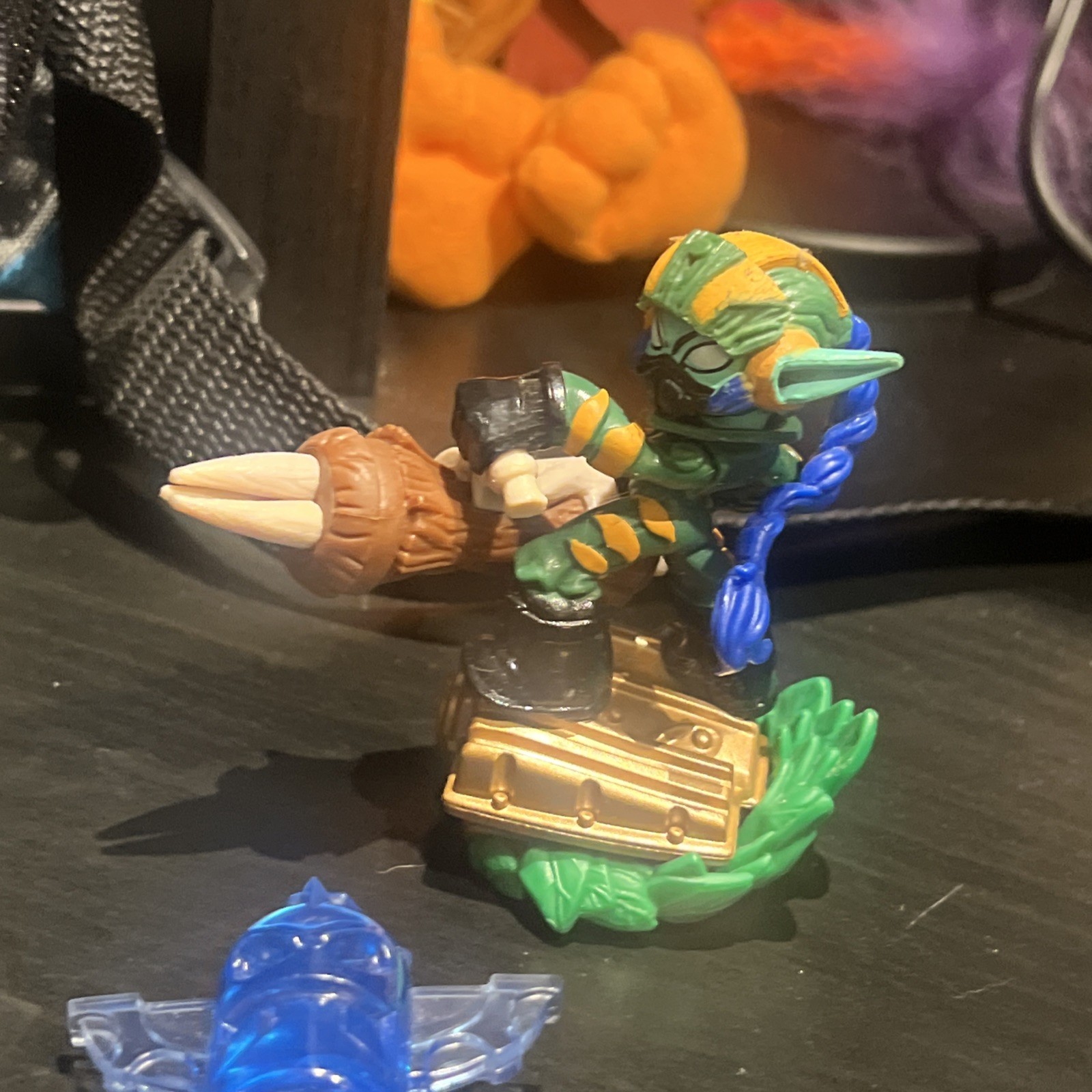 Skylanders Figures and Crystal Traps Vehicle w Skylanders Giants Carrying Bag