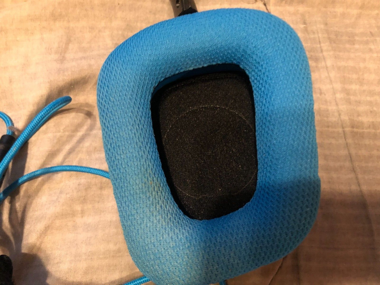 logitech g432 gaming headset blue or black cushion(cushion is flacking)