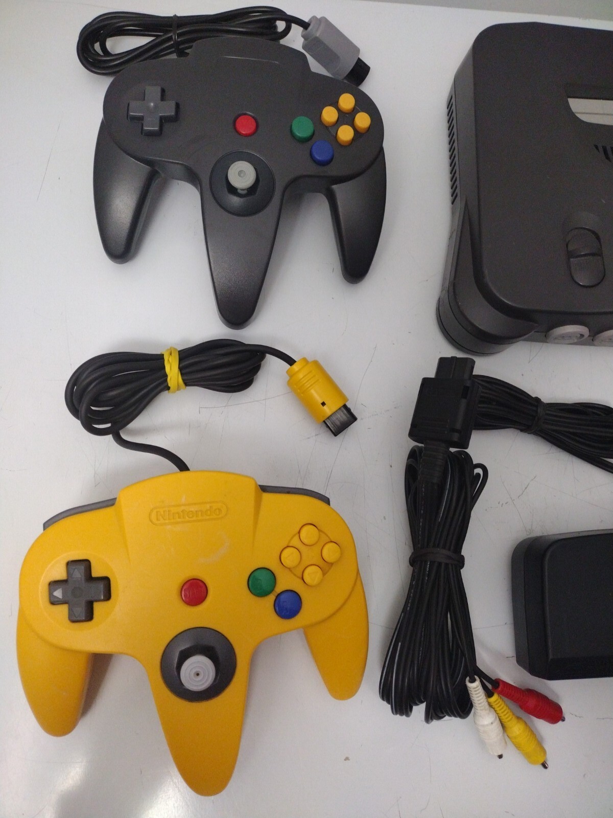 Nintendo 64 N64 NUS-001 console with 2 Controllers + Cables + Game + Memory Card
