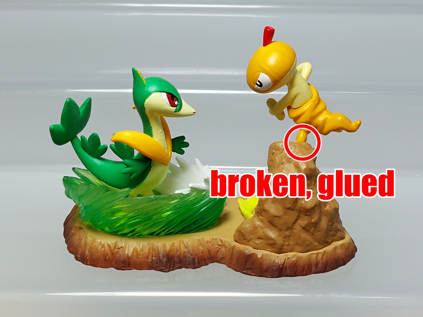 Scraggy vs Servine Pokemon Battle Motions Figure Diorama Bandai 2011 Japan 2.4in