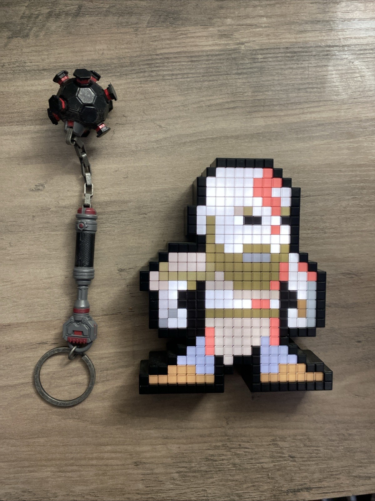 GEARS OF WAR 4 COLLECTOR’S EDITION Keychain & GODS OF WAR PIXEL PALS Lights Up