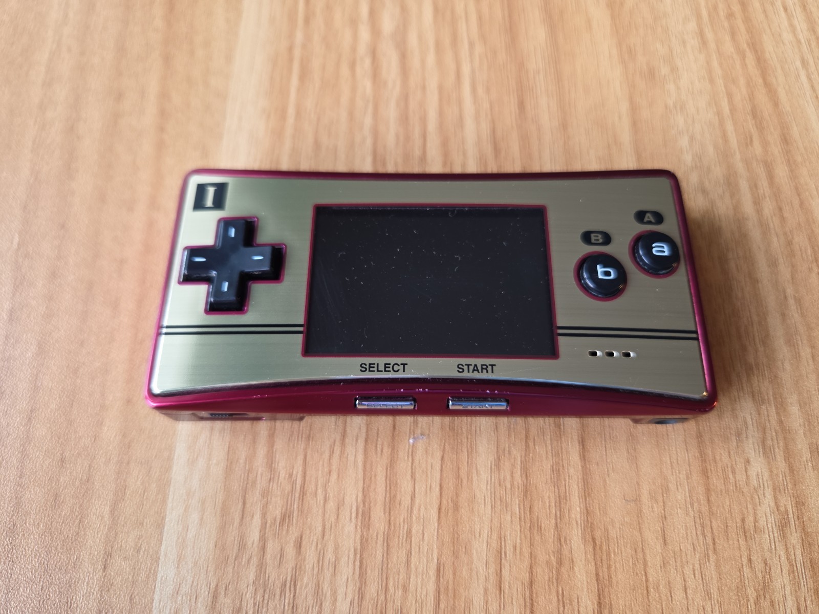 Nintendo Game Boy Micro 20th Anniversary Edition Famicom W/charger