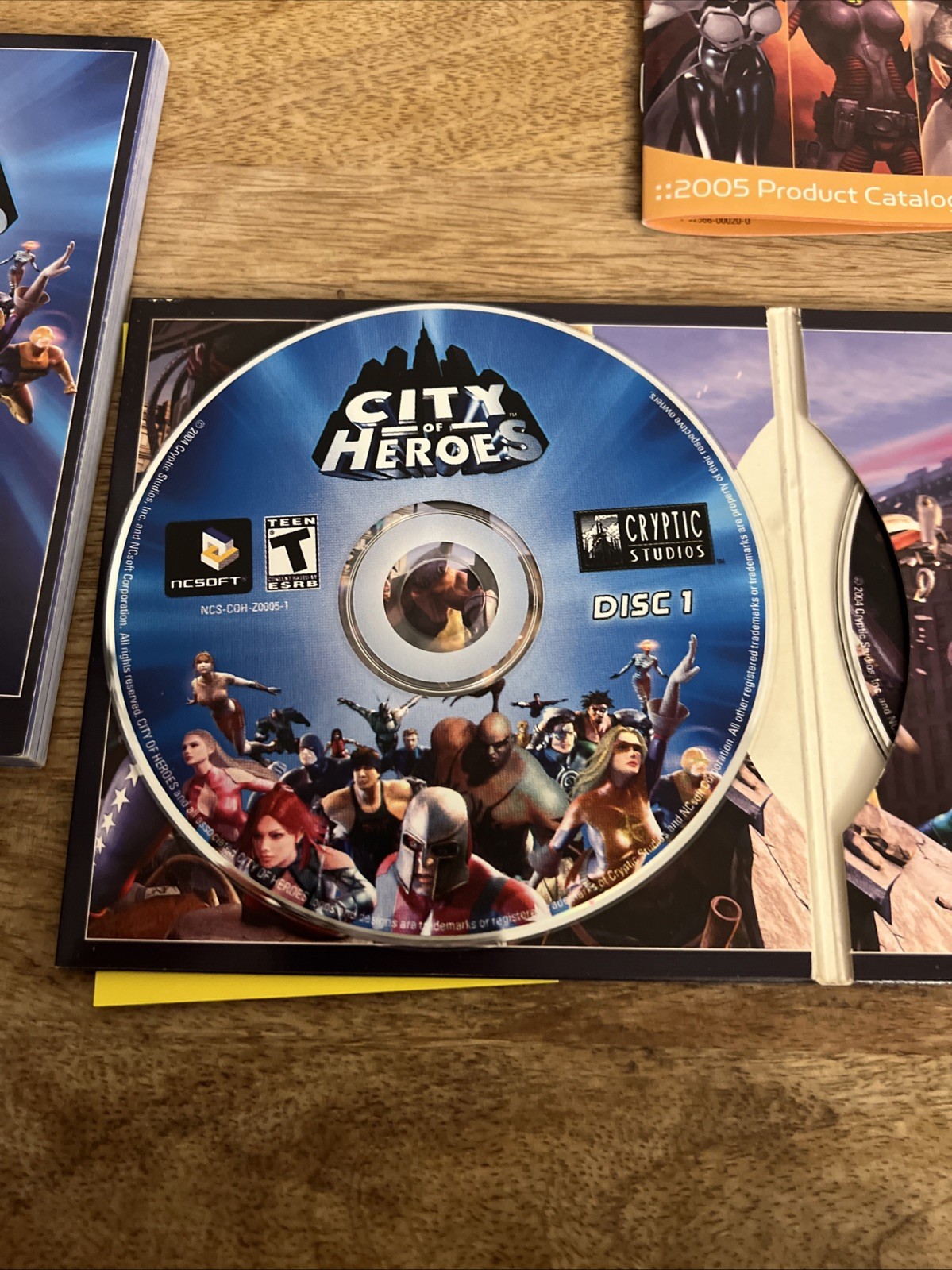 City of Heroes NcSoft PC Cd-Rom 2 Discs Set W/ Manual & Collectible Card