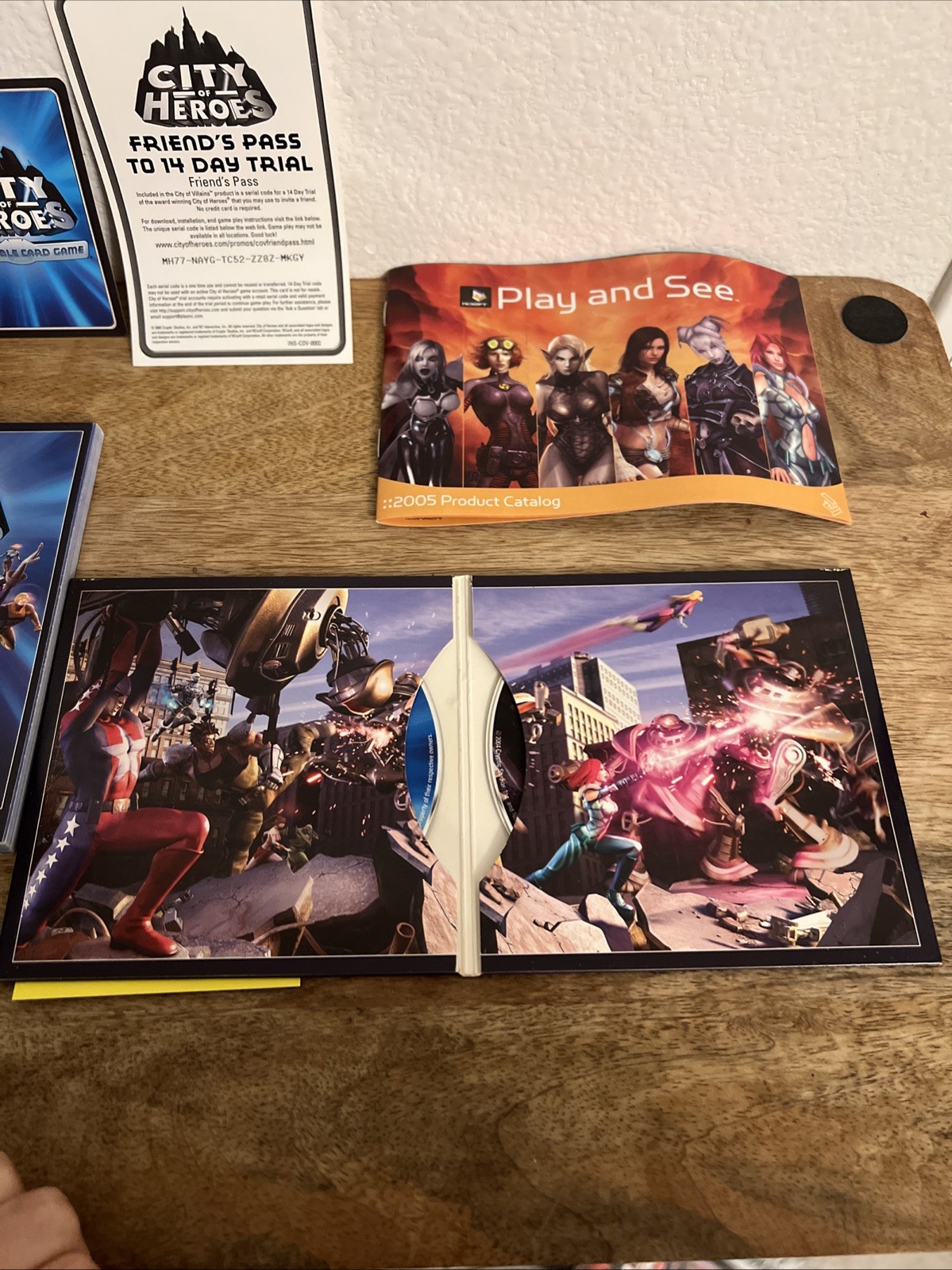 City of Heroes NcSoft PC Cd-Rom 2 Discs Set W/ Manual & Collectible Card