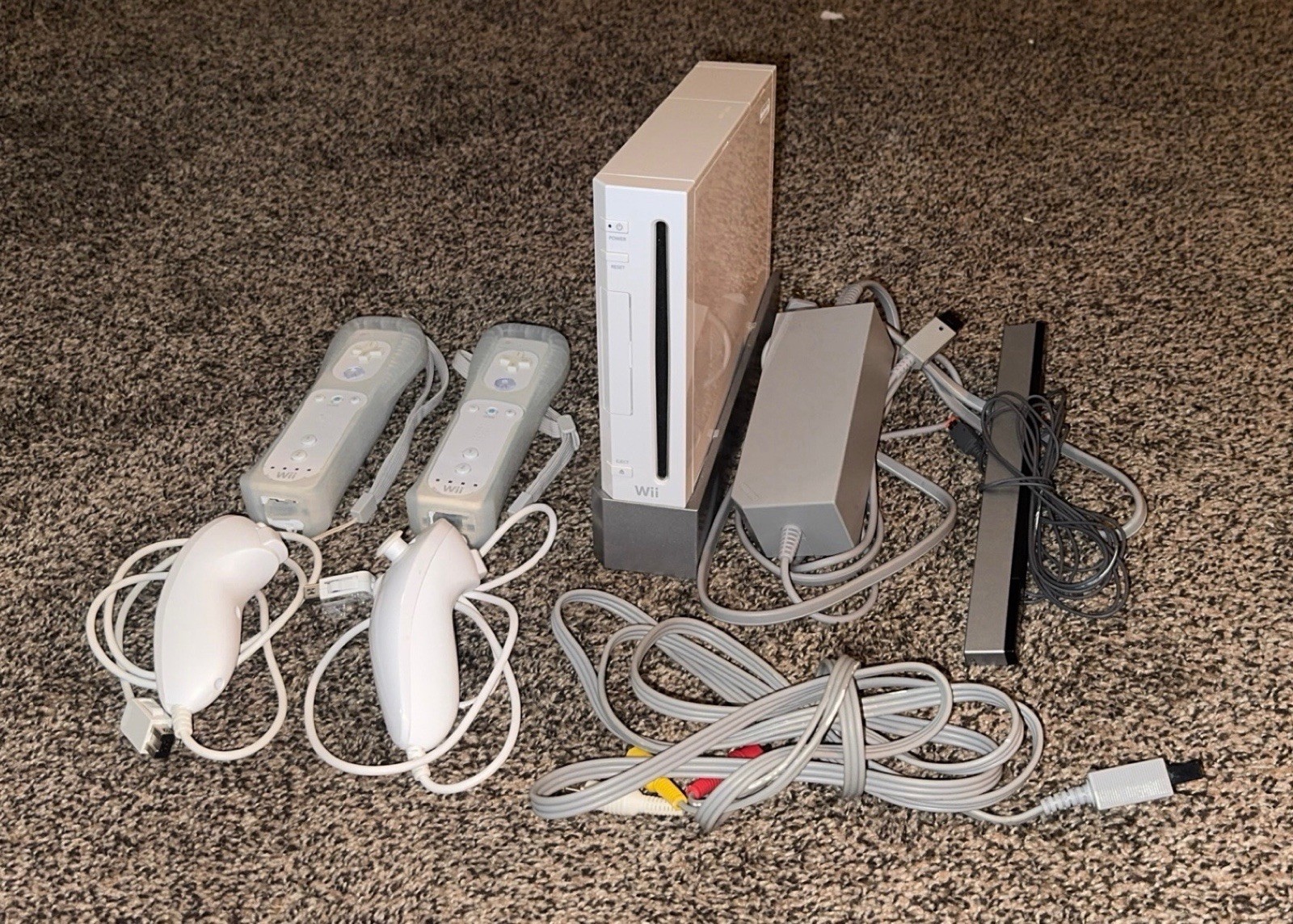 Nintendo Wii RVL-001 White Console Bundle 2 Remotes 2 Nunchuks Wi-Fi 480p
