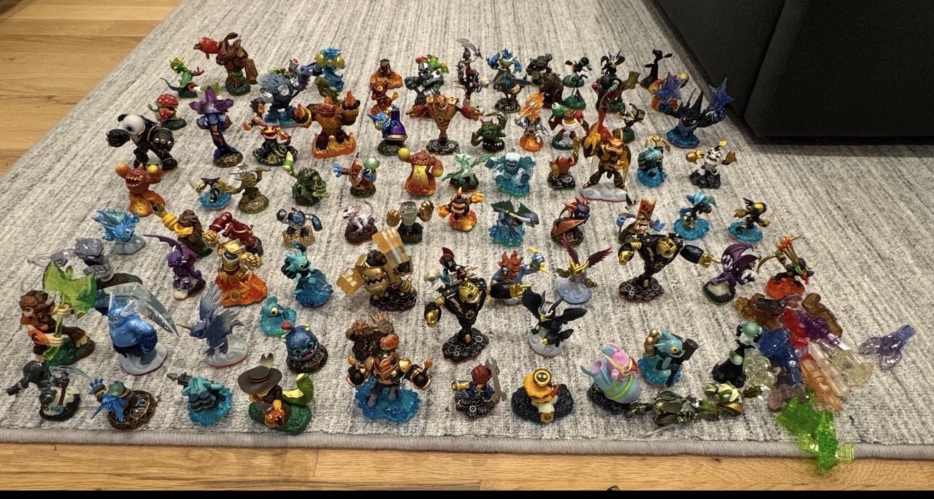 HUGE Skylanders Lot 88 figures & Crystals & BAG