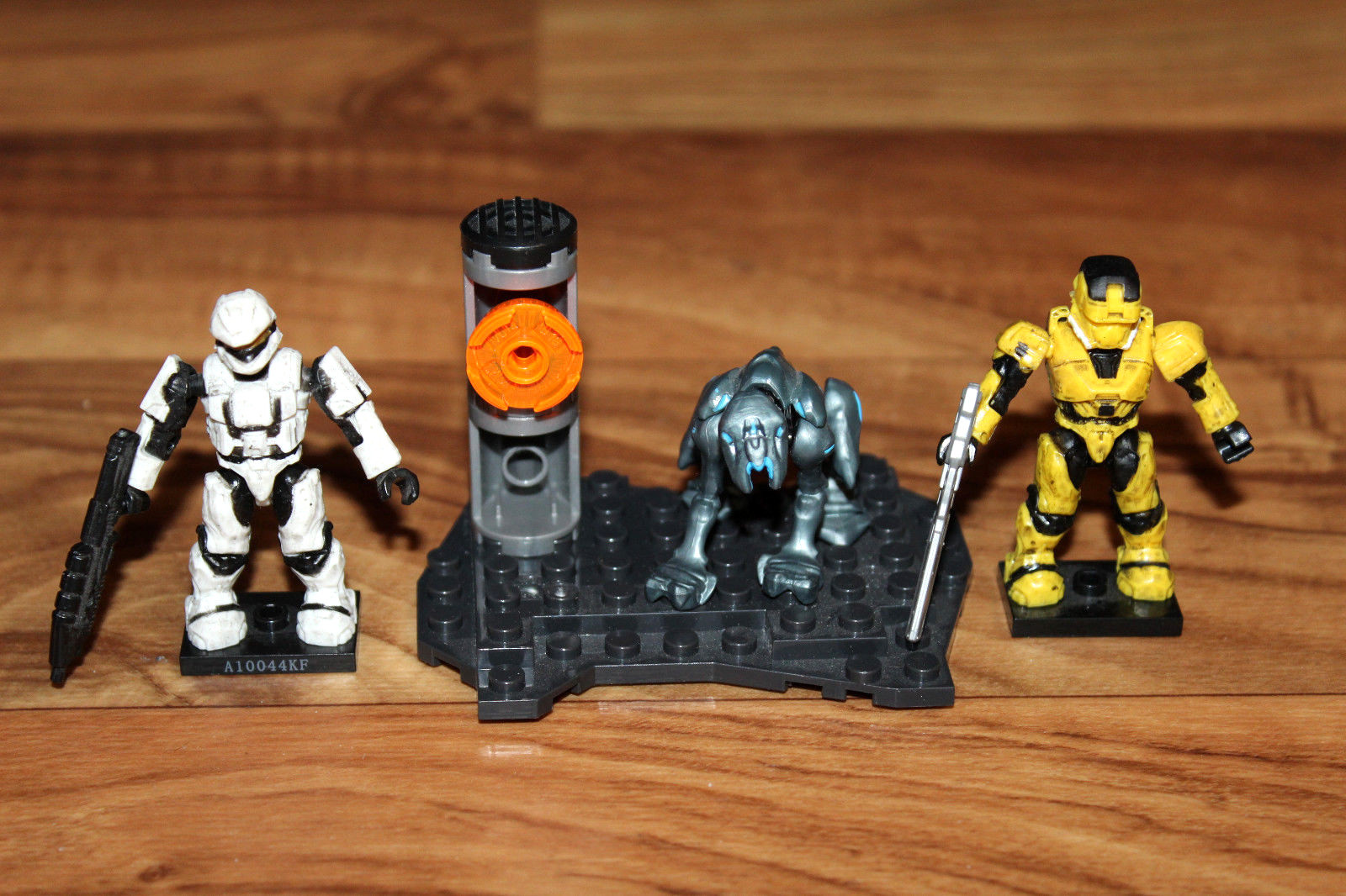 Mega Bloks Mega Construx Halo Figure Set Master Chief Spartan Green White Yellow