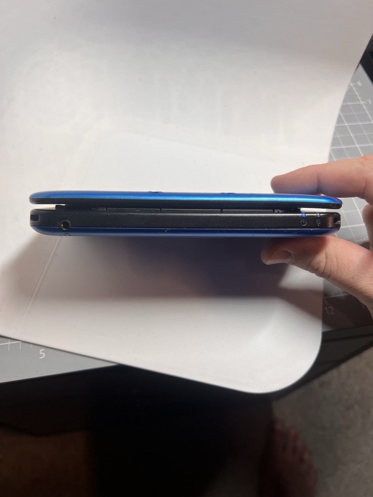 Nintendo 3DS XL Blue/Black w/ Stylus, Original Charger, 2GB Micro SD