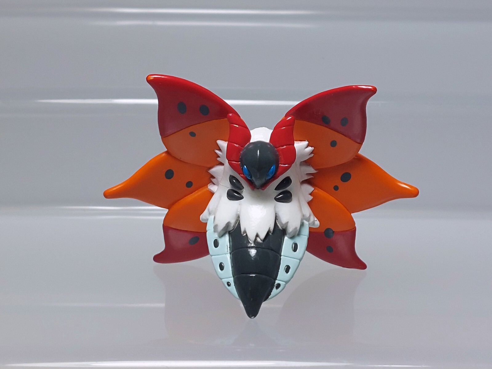 Volcarona Pokemon Monster Collection Figure Takara Tomy 2011 Japan Y05 1.8in