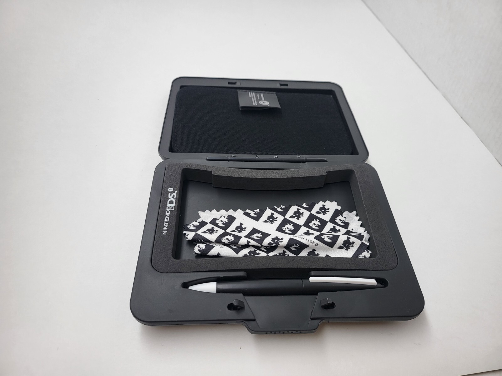 NEW MINT POKEMON BLACK /WHITE HARD SHELL TRAVEL CASE FOR 3DS/ 3DS XL NEW 3DS LL