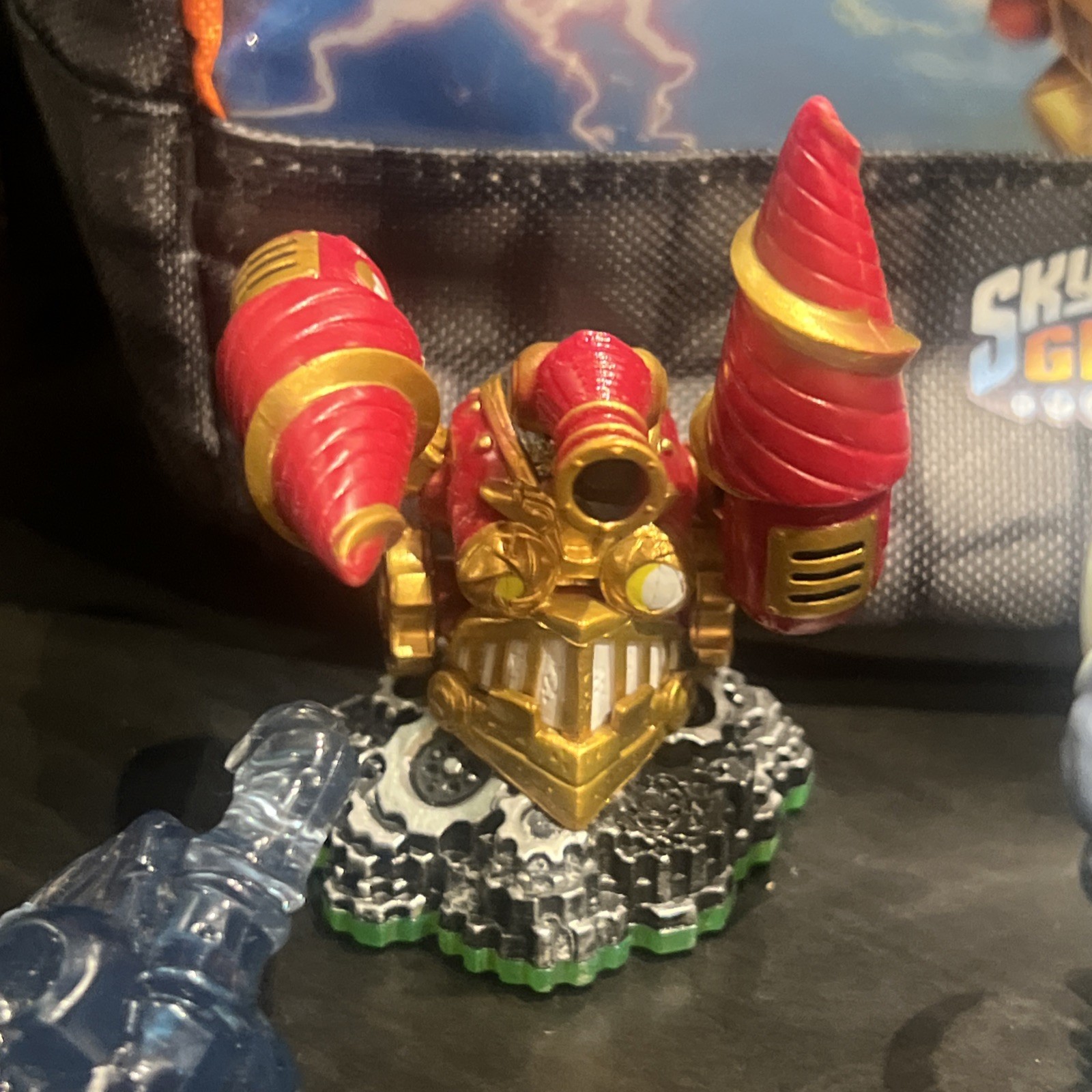Skylanders Figures and Crystal Traps Vehicle w Skylanders Giants Carrying Bag