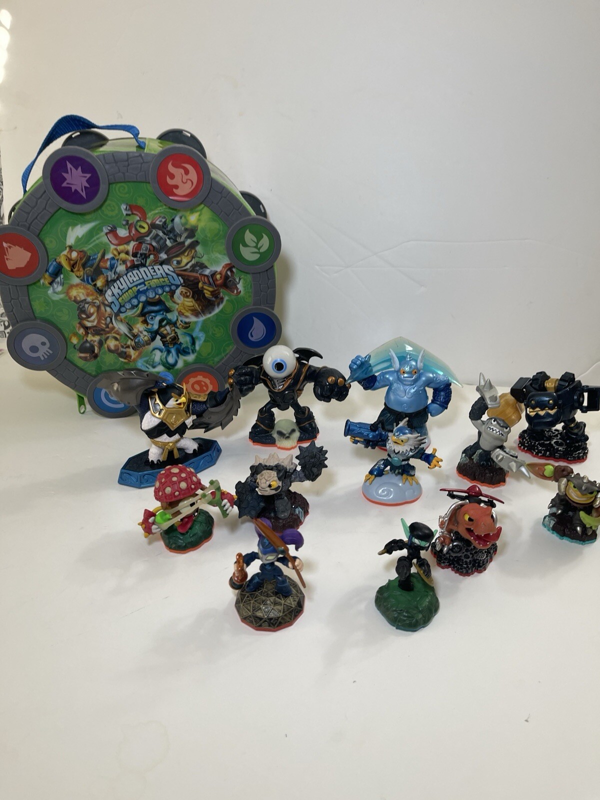 Skylanders Giants Lot of 12, Including Carrying Case