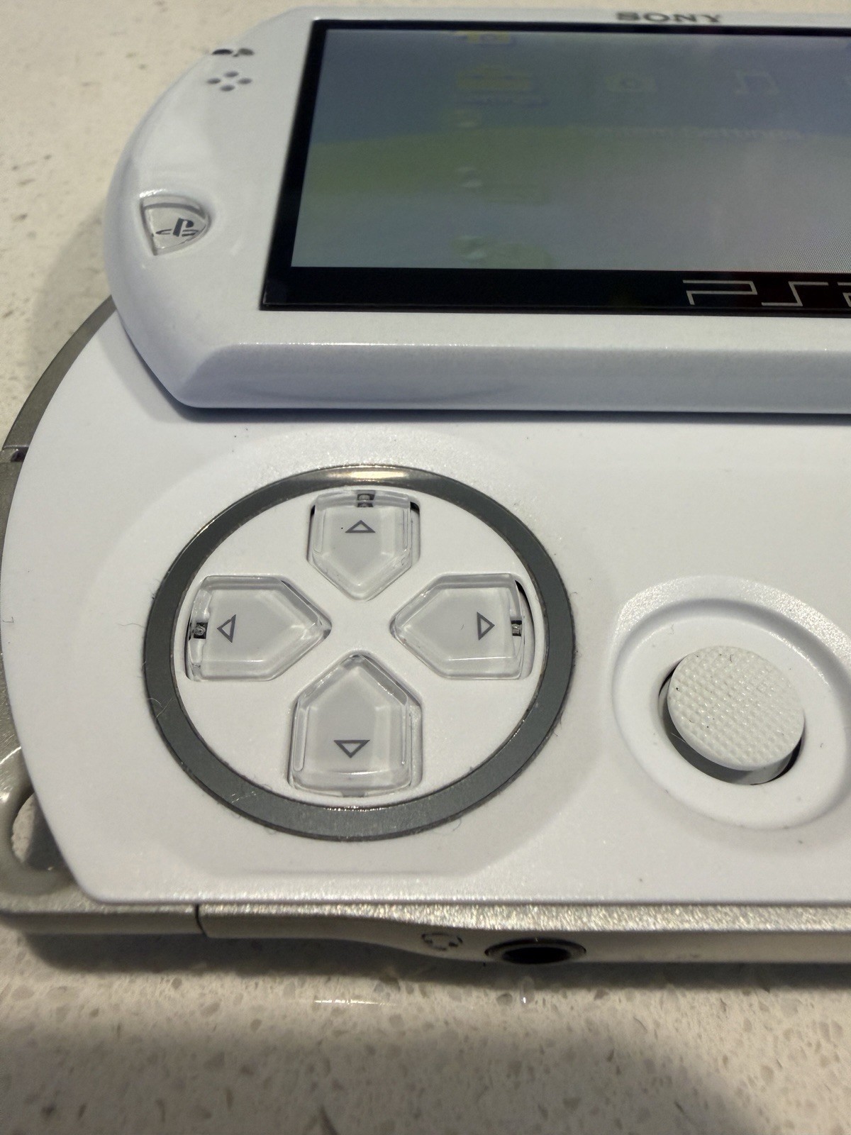Sony PSP Go White/Silver 16GB Wi-Fi Region Free Handheld w/ AC Adapter