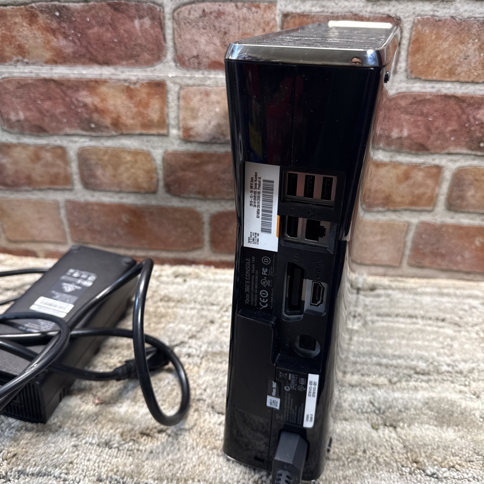 Microsoft Xbox 360 S Console Gaming System and Power Cord Glossy Black Works