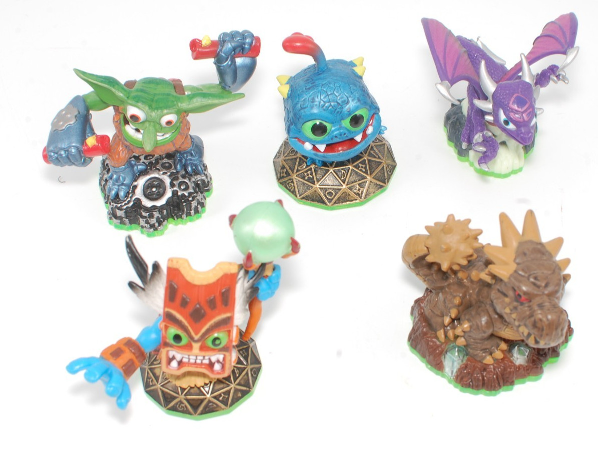 Lot of 24 Skylanders Figures – Characters, Levels, Accessories Spyros Adventure