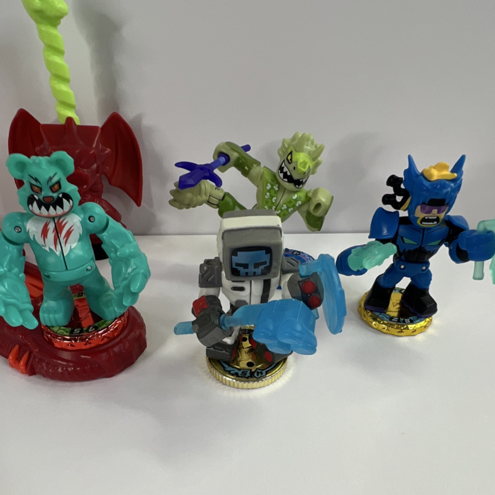 Akedo Collectible Character Figure Pack Bear Robot Lizard Blue Warrior Launcher