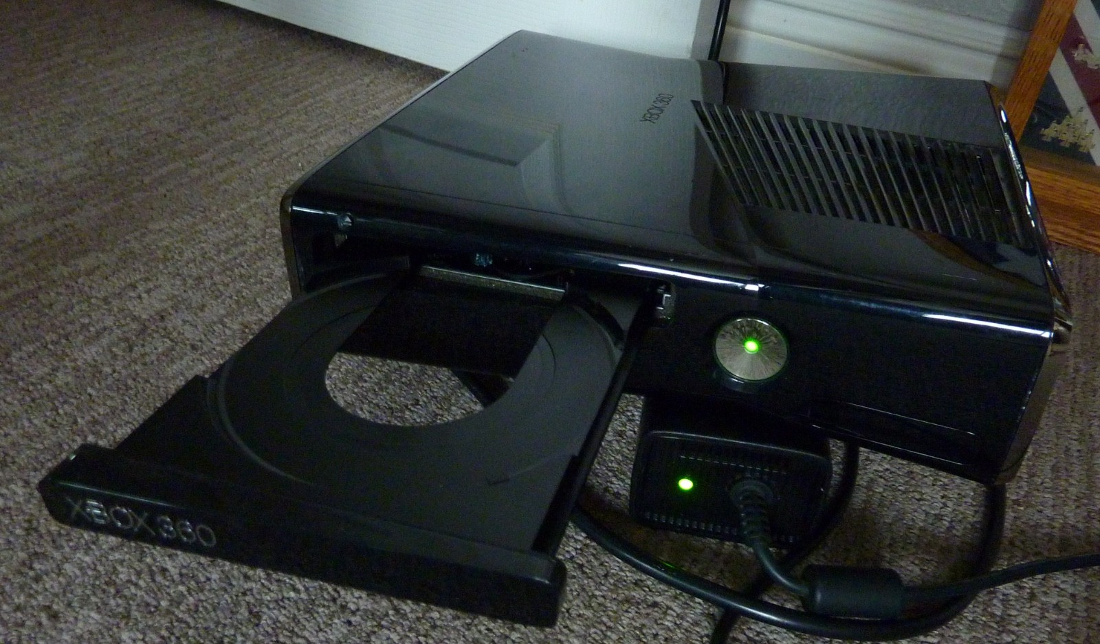 Microsoft Xbox 360 S Console Gaming System and Power Cord Glossy Black Works