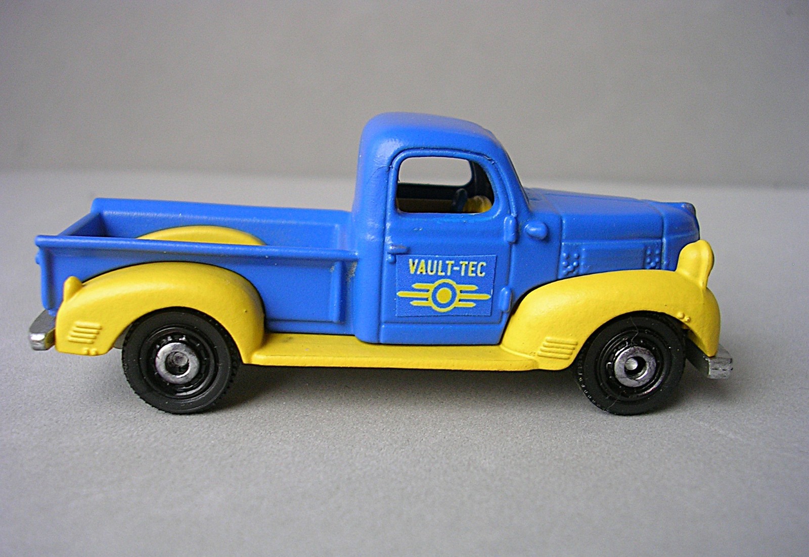 Fallout Vault-tec Matchbox Truck mini diorama