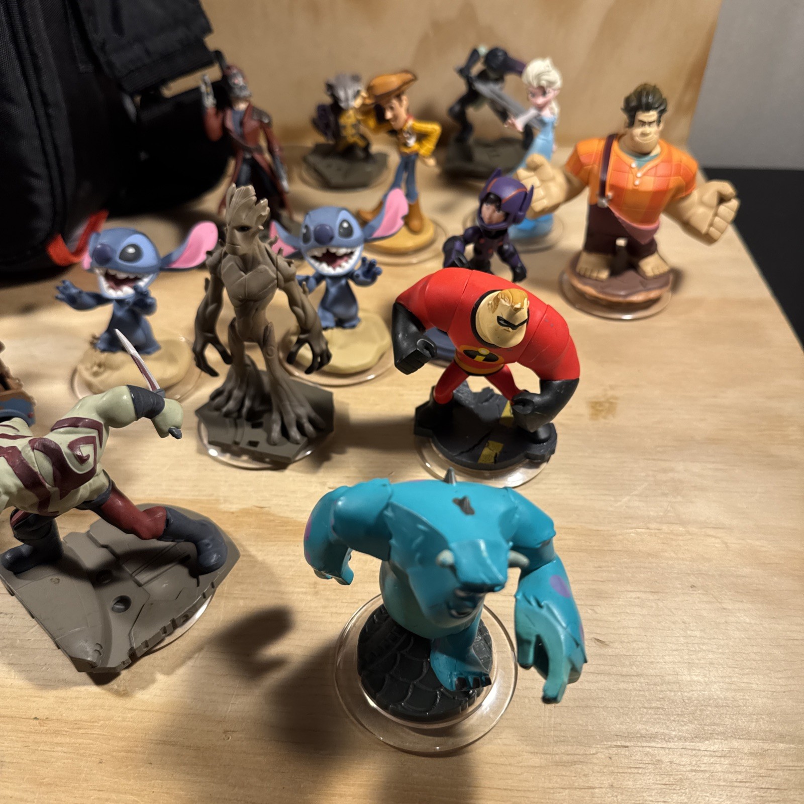 Disney Infinity Figure Lot Of 21 With Travel Bag And Discs Monsters Stitch Ralph