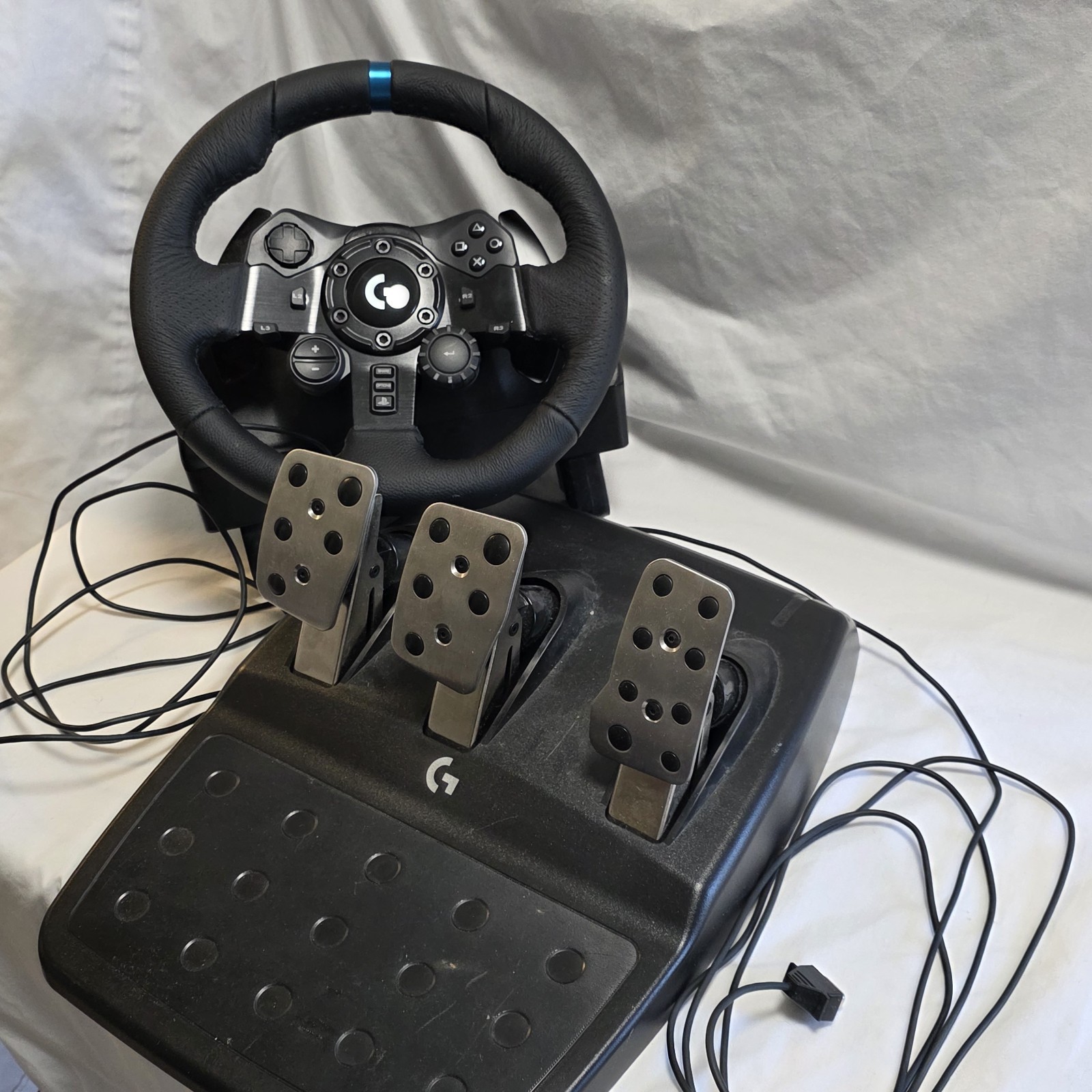 Logitech G923 Racing Wheel and Pedals Playstation 4 & PC