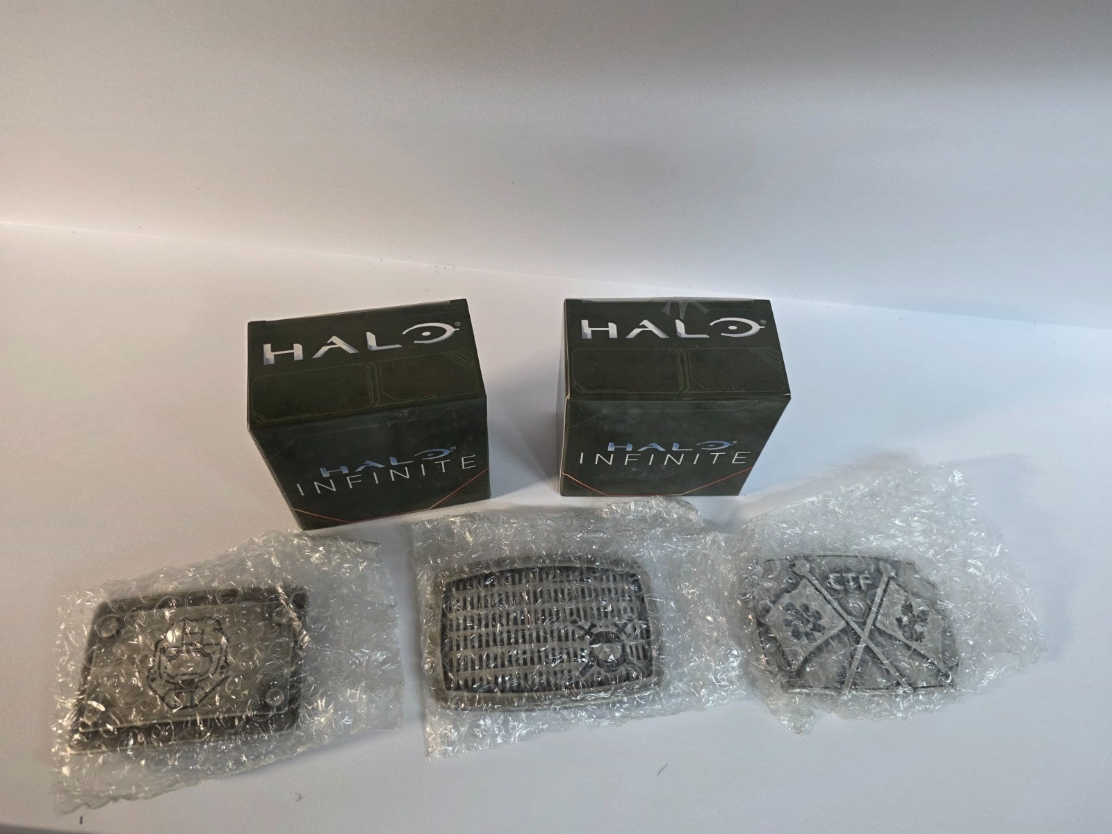 2 HALO INFINITE DOG TAG + 3 HALO METAL BELT BUCKLES SPARTAN/CTF/2 SWORDS SHIELD