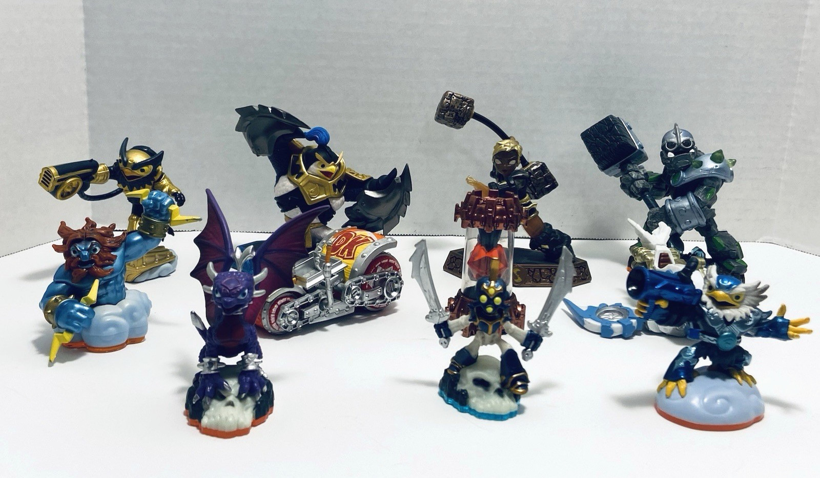 Mixed bundled lot of 11 Skylanders Activision Toy action figures & Vehicles
