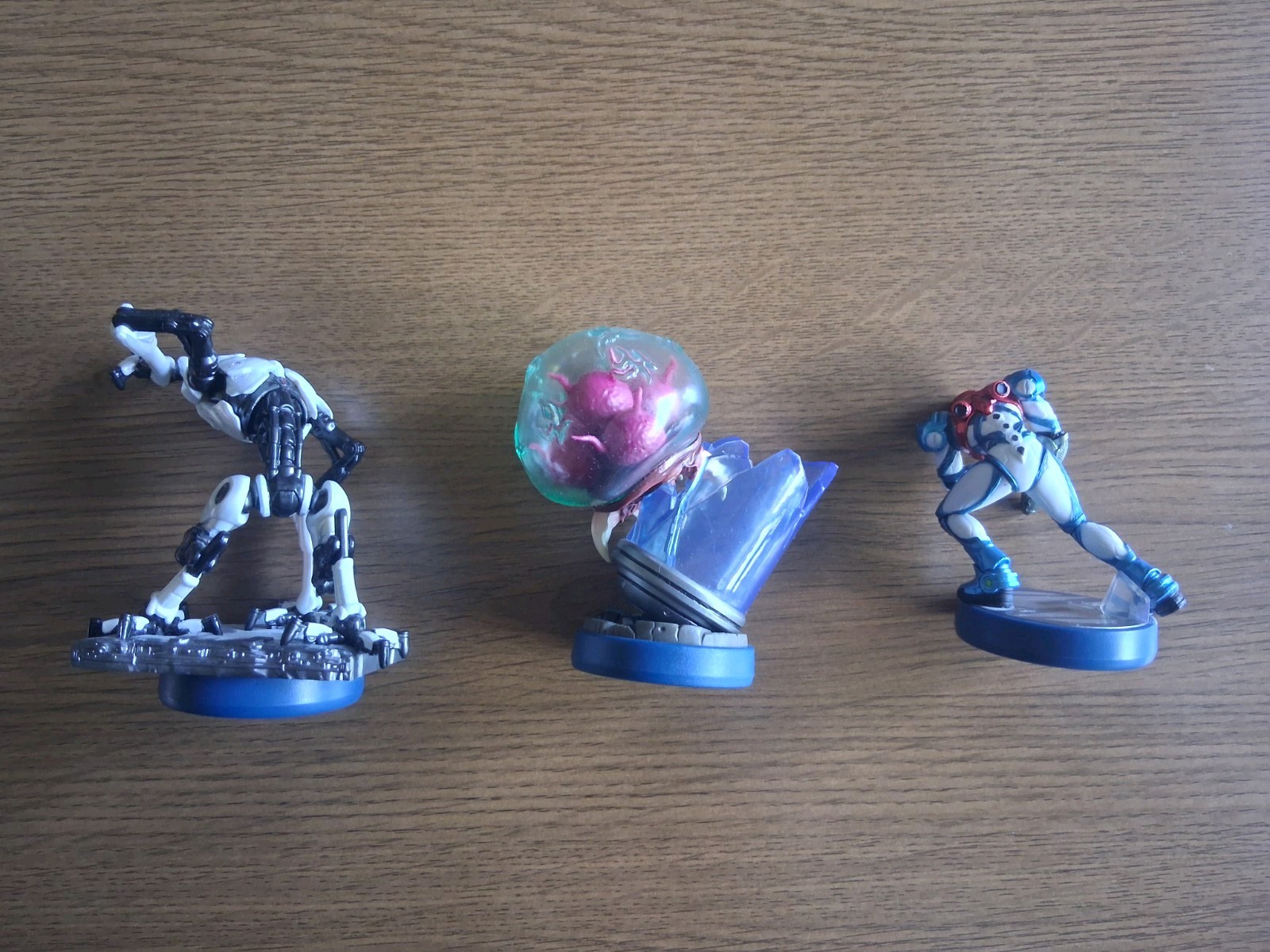 Metroid Amiibo lot of Dread version Samus, Metroid tube, and a white EMMI unit
