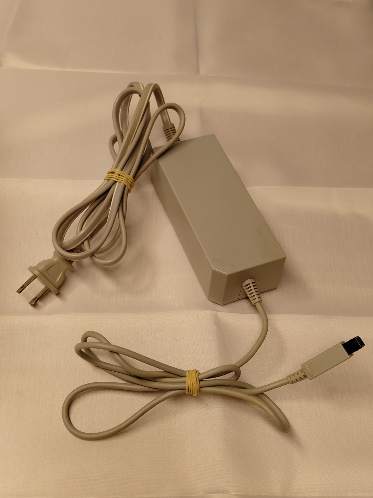Nintendo Wii RVL-001 512 MB Home Console – White With Cables And Motion Sensor