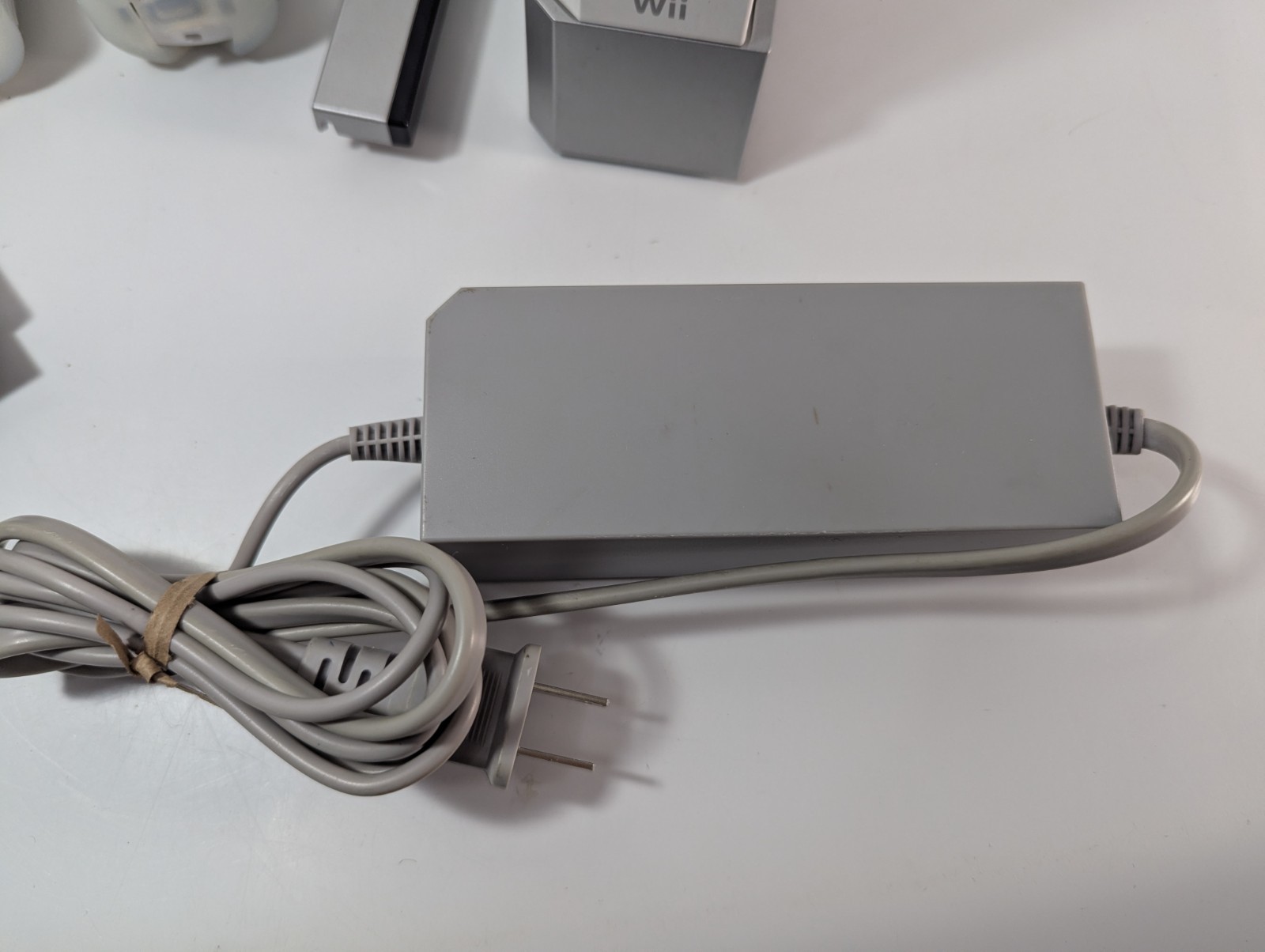 Nintendo Wii Console Bundle RVL-001 w/Cords, 2 Wii Remotes, 2 Games Tested&Works