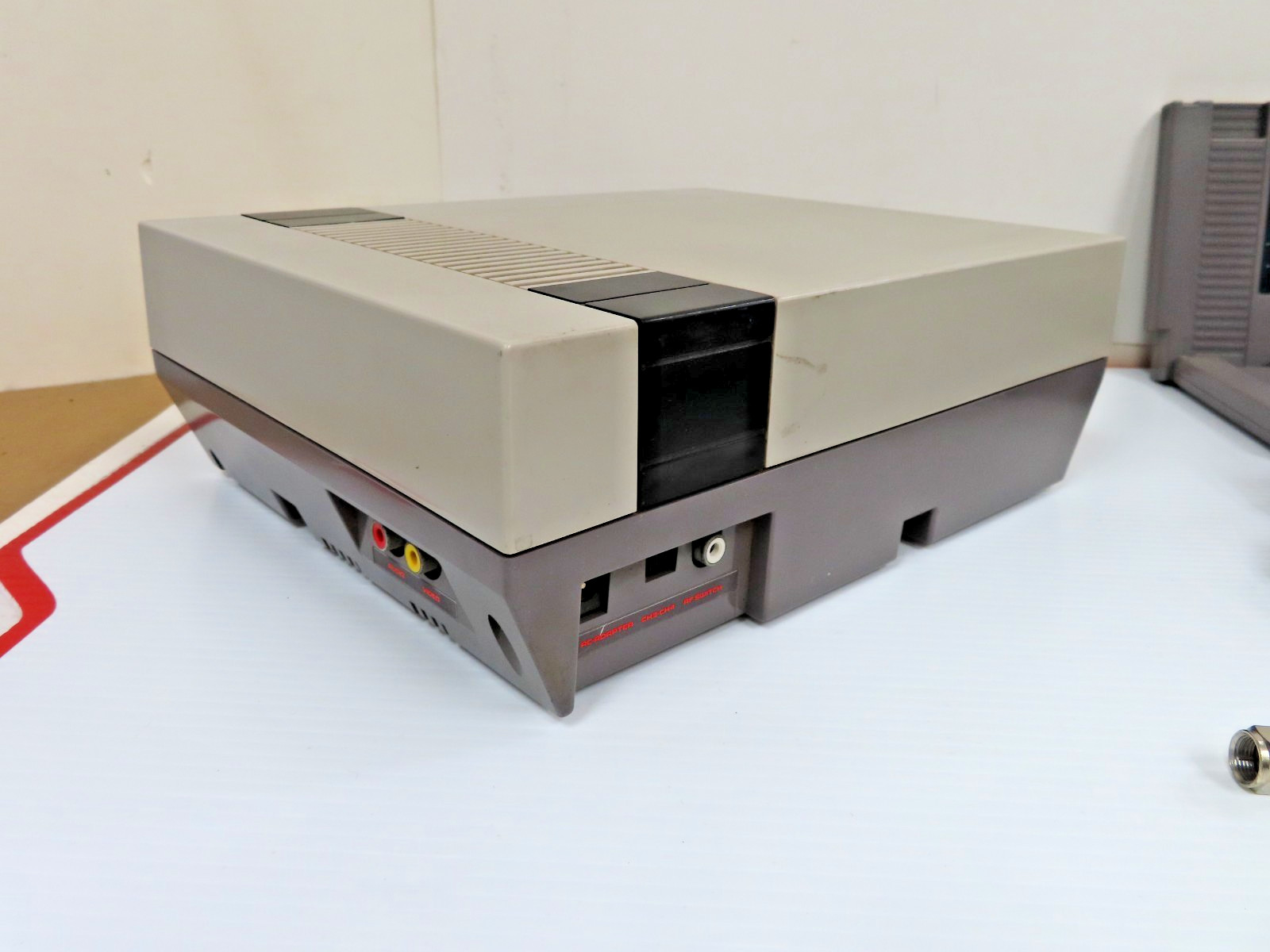 REGULAR NINTENDO SYSTEM CONSOLE COMPLETE ZAPPER + GAMES TESTED & WORKING NES-001