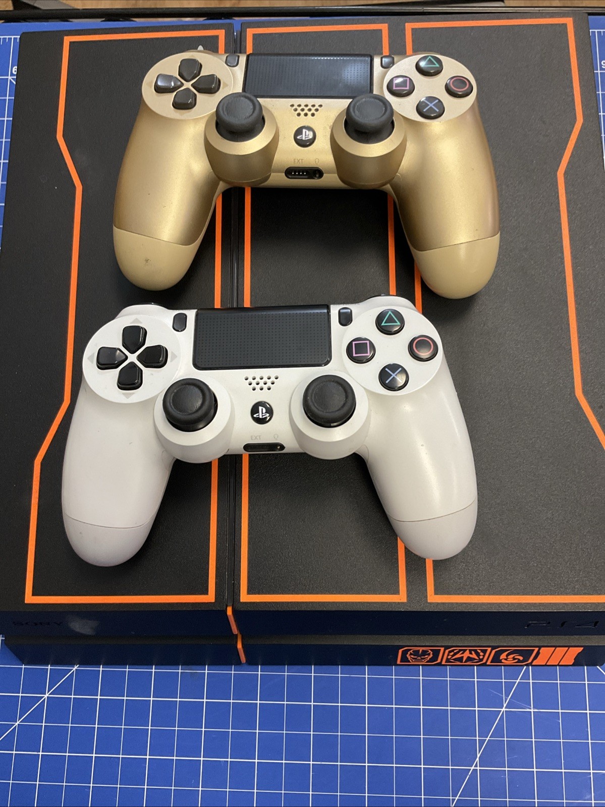 PlayStation 4 black ops 3 edition console with 2 controllers E490