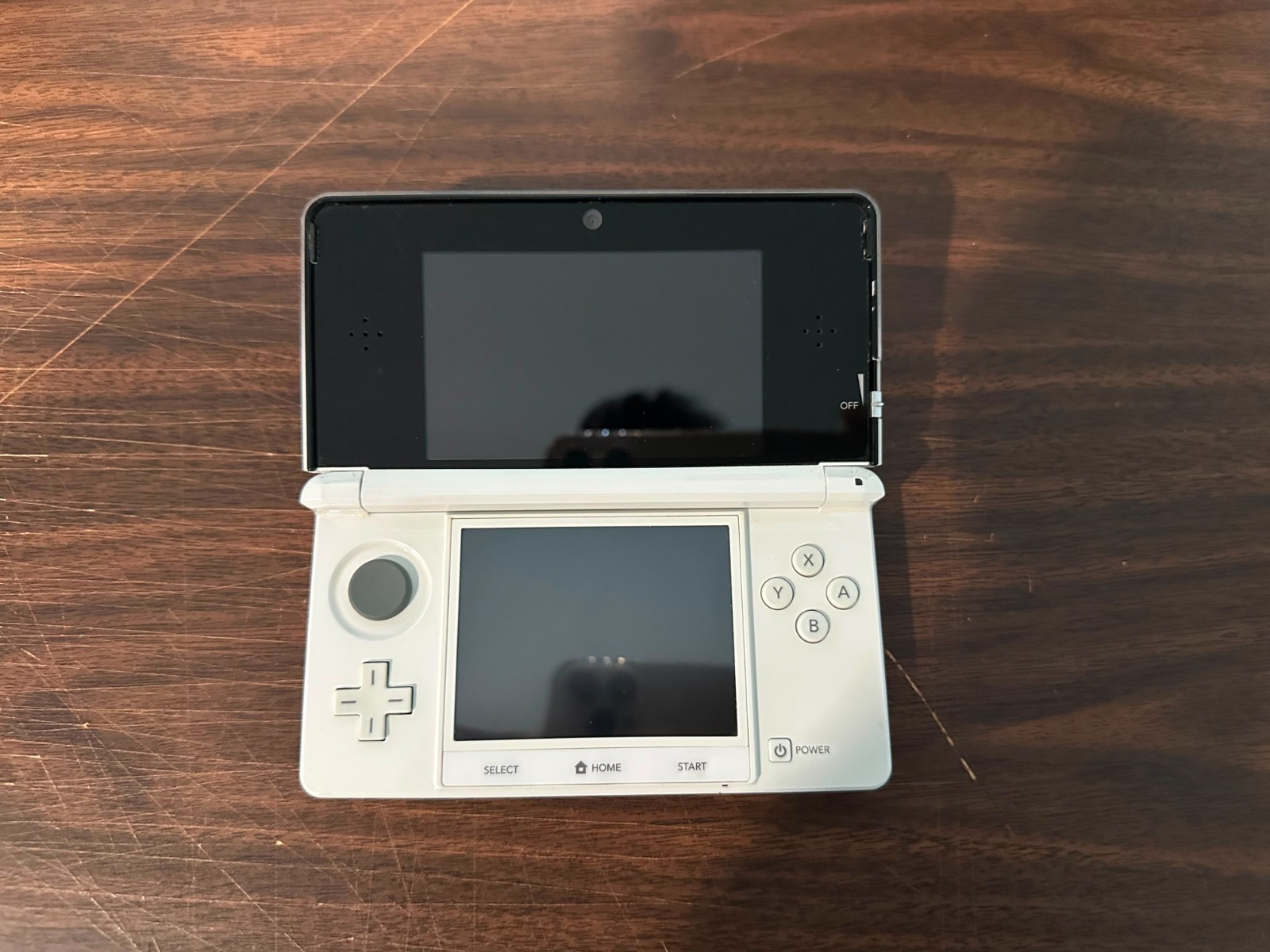 Nintendo 3DS Excellent Condition with Stylus, Memory card and Charger -White