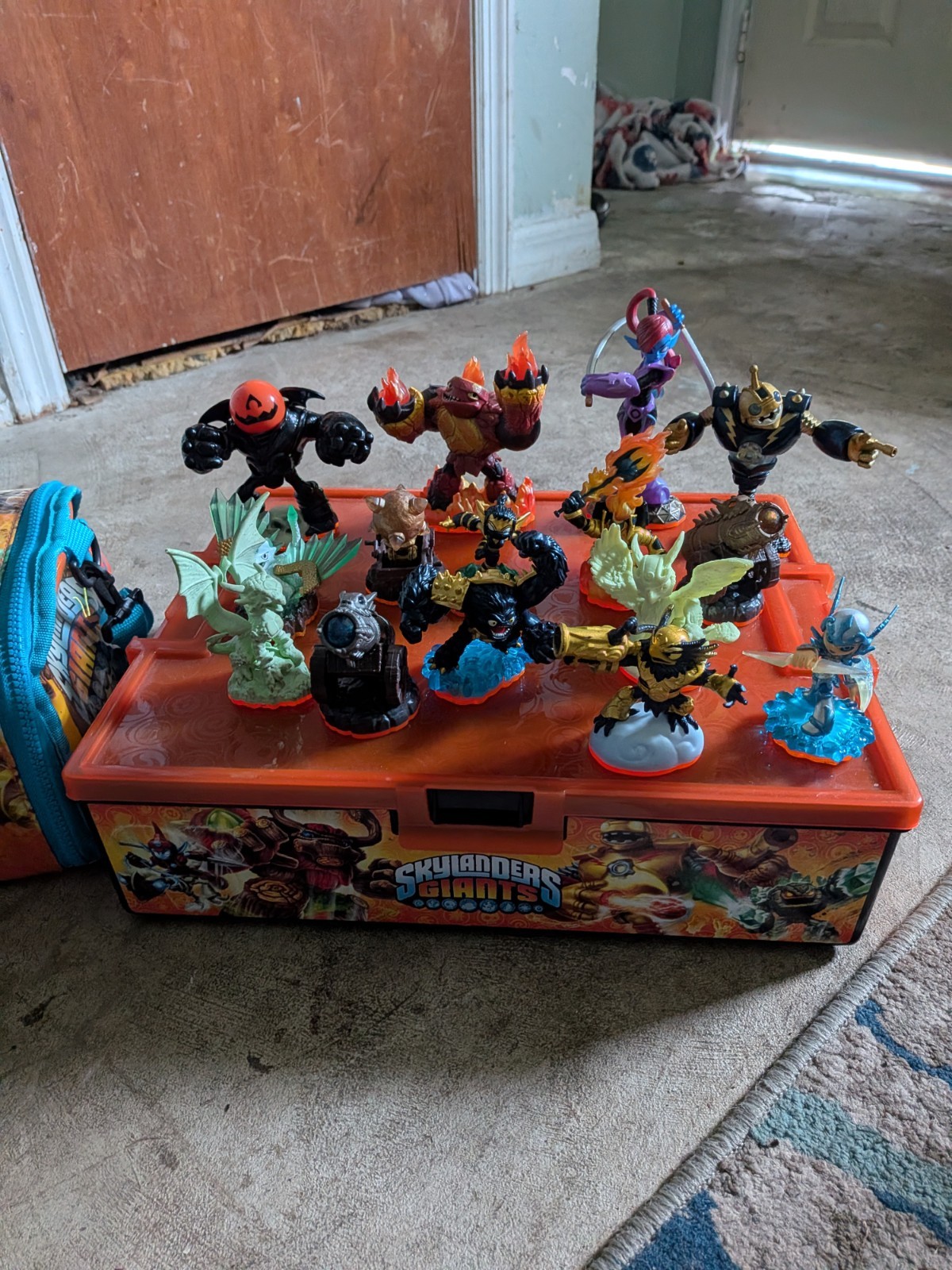 Skylander Giants Carrying Case Storage Case And Assorted Figures
