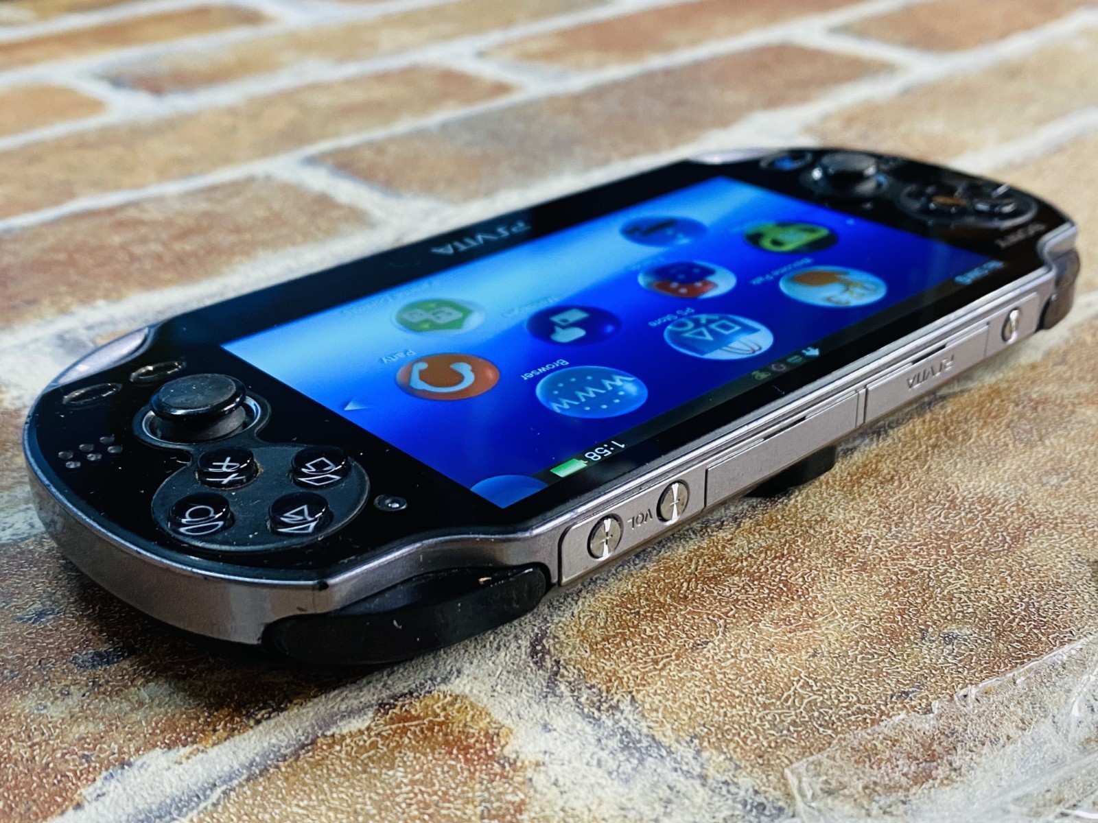 PS Vita PCH-1100 AB01 Crystal Black SONY Playstation 8GB Charger Tested No.2D