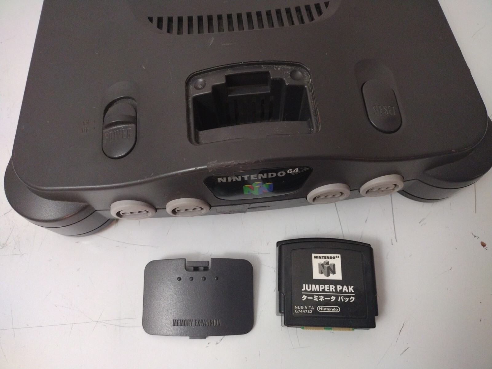 Nintendo 64 N64 NUS-001 console with 2 Controllers + Cables + Game + Memory Card