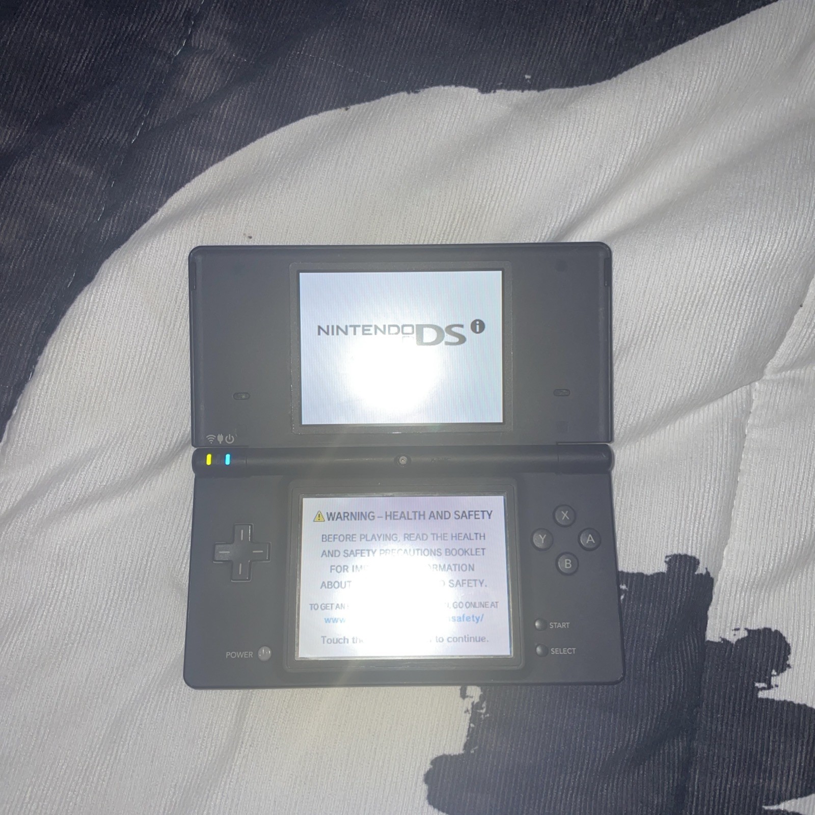 Nintendo DSi Black Handheld System w/ Camera TWL-001 w /Charger