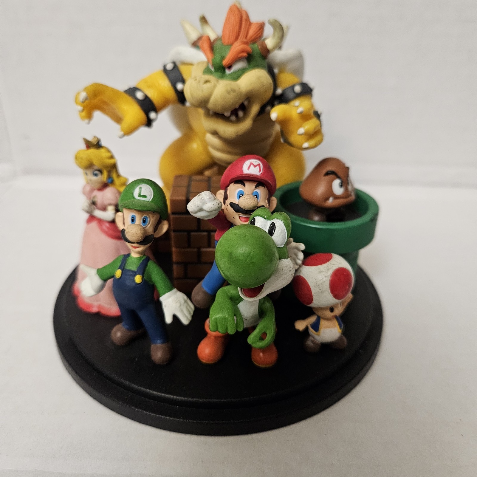 2010 Official Club Nintendo Platinum Award Super Mario Characters Statue