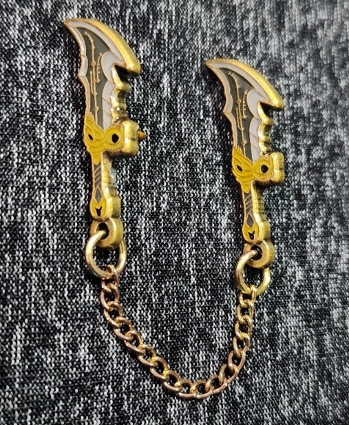 GOD OF WAR Enamel Pin BLADES OF Chaos