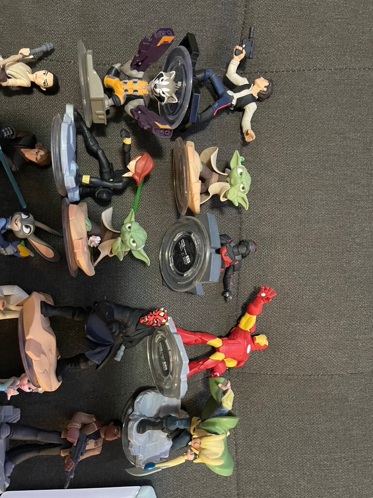 Disney Infinity 20 figurine lot + portal. works perfectly. variety