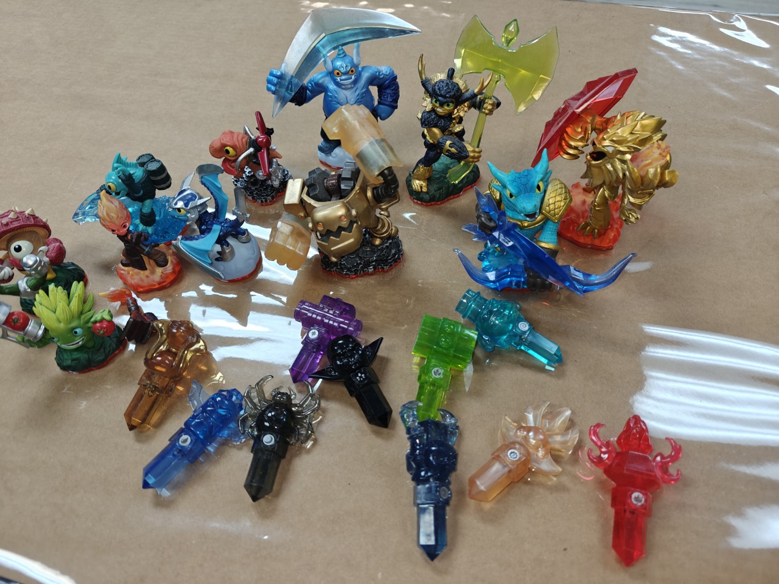 Lot of 11 Skylanders Trap Team Characters & 10 Crystal Traps See Pics