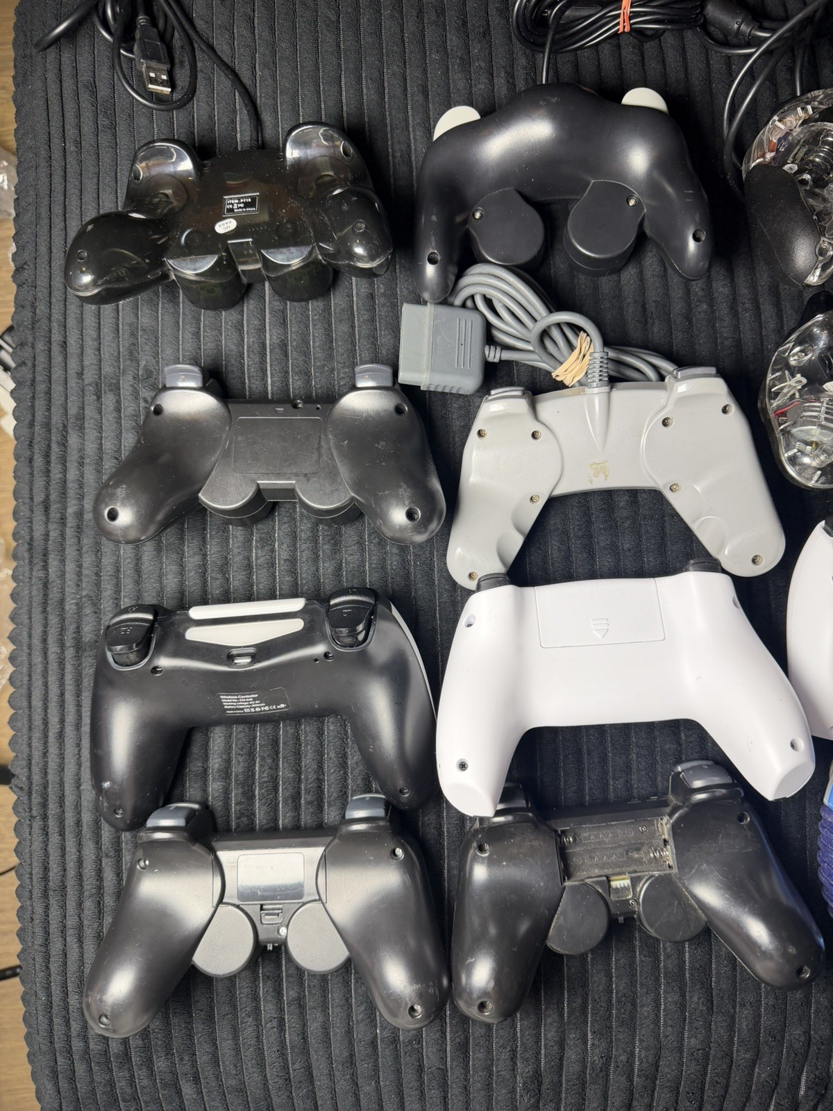 Assorted OEM & Third Party Gaming 15 Controller Lot PS1/2 PS3 PS4 Xbox Gamecube