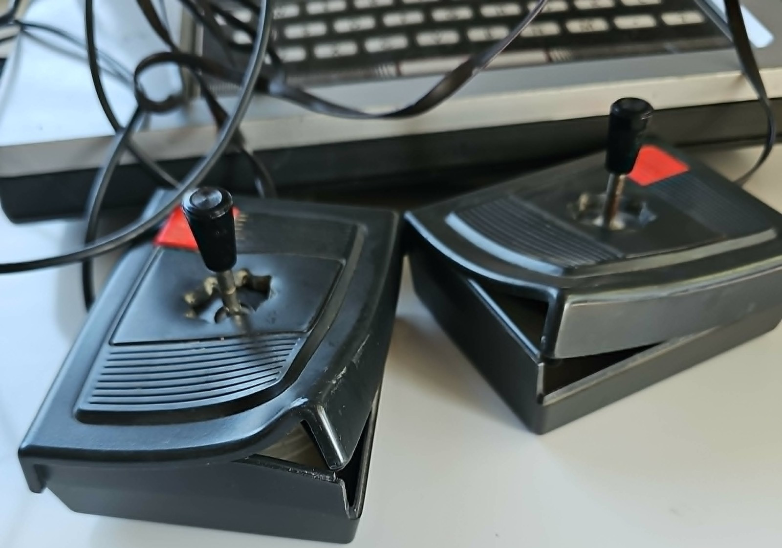 Magnavox Odyssey 2 Microprocessor Console With 2 Controllers Broken For Parts