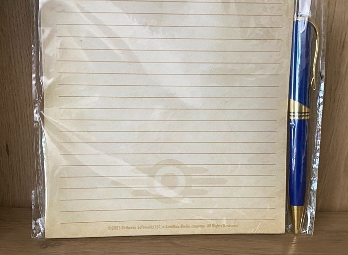 Loot Crate Fallout Crate merch – TM Helmet, Protectron, Notepad set, Broadsider
