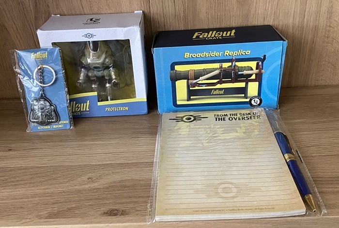 Loot Crate Fallout Crate merch – TM Helmet, Protectron, Notepad set, Broadsider