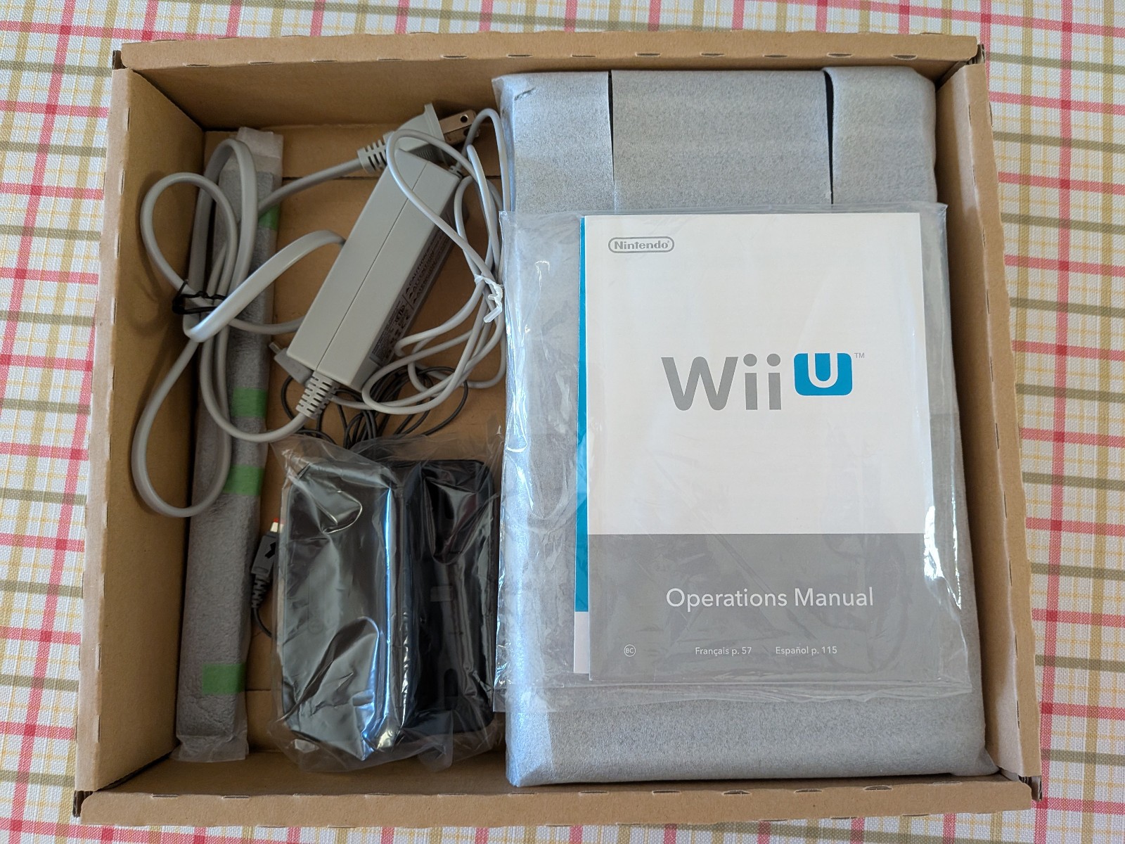Nintendo Wii U Deluxe 32GB Console w/Original Box, no games, bonus gamepad case
